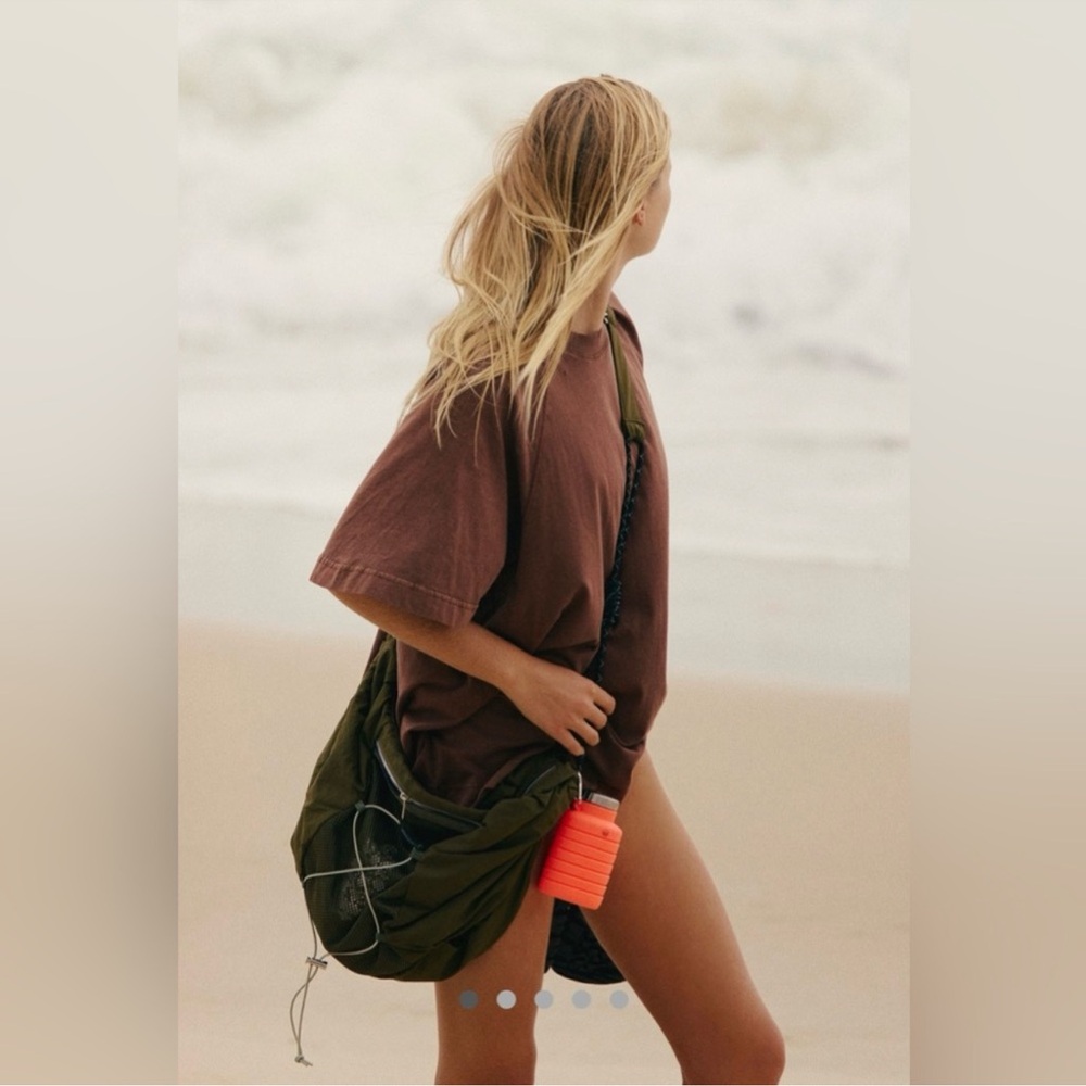Free people happy landing, sling bag in olive - Picture 6 of 6